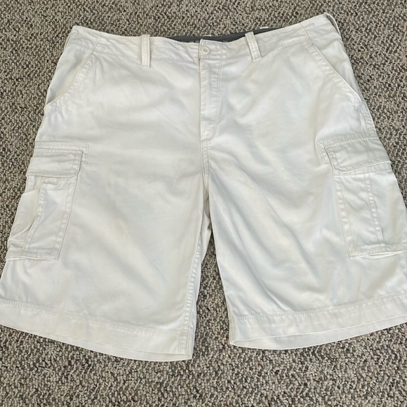 Arizona Men’s White Cargo Utility Shorts. 42 - Picture 1 of 5